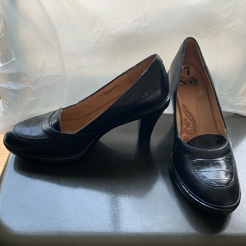 Sold!! EUC Sofft Black Upper Leather lining heels